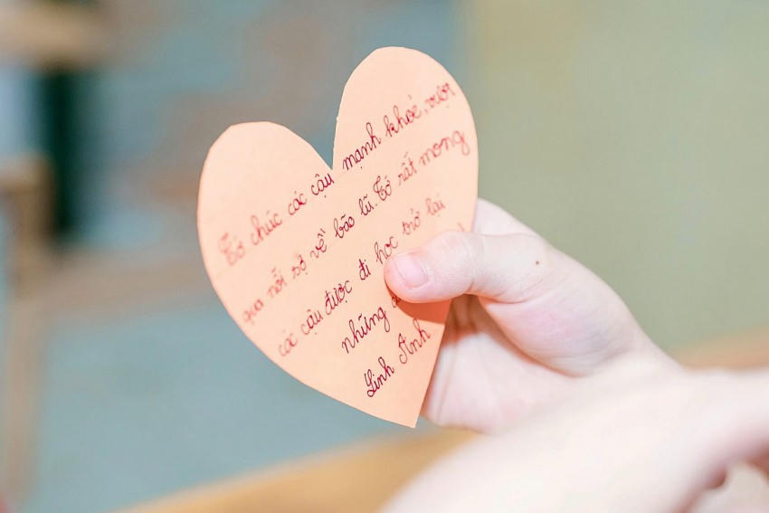 Học sinh trường Marie Curie viết thư chia sẻ với các bạn Làng Nủ.