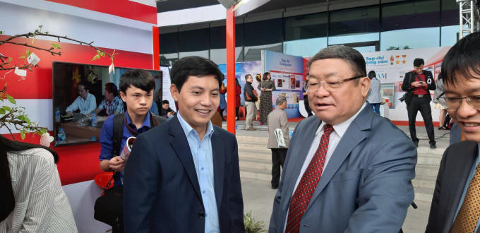 Chủ tịch Hội Nông dân Việt Nam Thào Xuân Sùng thăm gian trưng bày của báo PLVN.