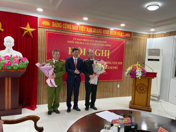 Phó chủ tịch Thường trực UBND TP Hải Phòng Lê Anh Quân tặng hoa cho Khối trưởng Khối thi đua các cơ quan nội chính năm 2020 và 2021.