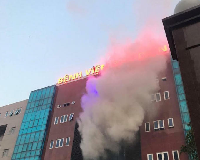 Hỏa hoạn bùng phát tại một biển quảng cáo lớn.