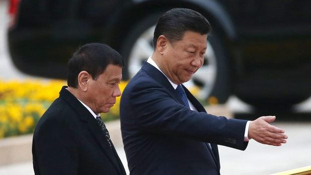 Chủ tịch Trung Quốc Tập Cận Bình (phải) và Tổng thống Philippines Rodrigo Duterte (Ảnh: AFP)