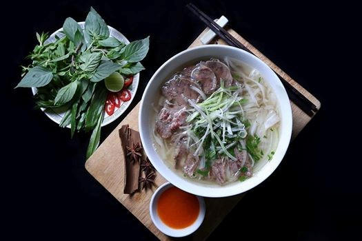 Ông chủ KhaiSilk khẳng định sẽ chỉ bán đúng hương vị phở Bắc với mức giá 45.000 đồng/tô. Ảnh: H.K.