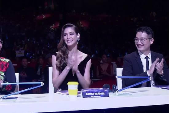 Hoa hậu Hoàn vũ 2008 - Dayana Mendoza trong vai trò giám khảo của đêm chung kết. Ảnh chụp màn hình.