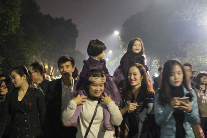 Nhiều em nhỏ không thể di chuyển ngay trên tuyến phố đi bộ nên buộc phải nhờ đến sự trợ giúp của người thân.