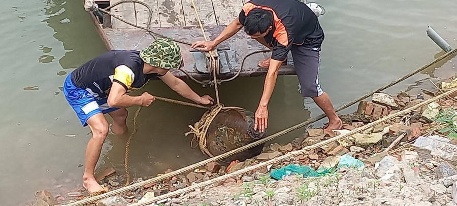 Lực lượng chức năng tiến hành trục vớt quả bom trên sông