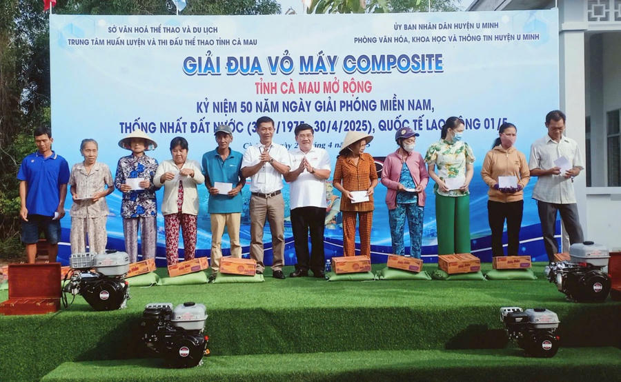 Nhiều phần quà thiết thực đã được trao tận tay người dân có hoàn cảnh khó khăn tại lễ khai mạc giải đua vỏ máy composite tỉnh Cà Mau mở rộng.