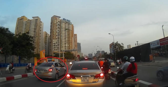 Xe VinaTaxi ngang nhi&ecirc;n lấn l&agrave;n đi ngược chiều trong giờ cao điểm.