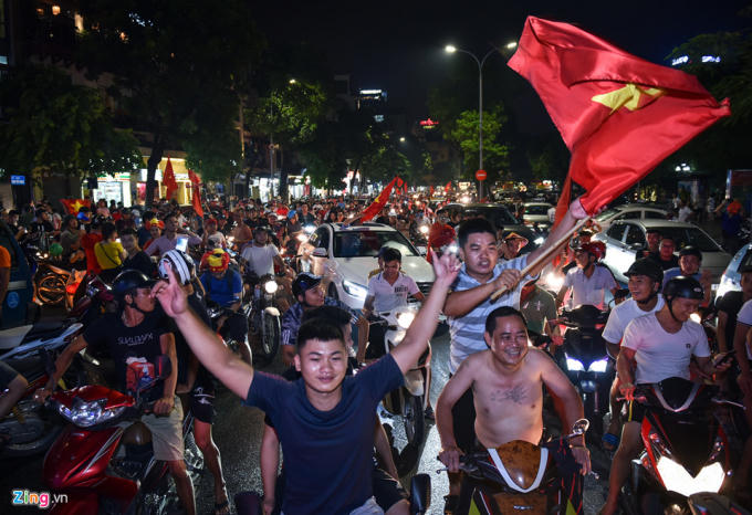 Cổ động viên ăn mừng đội tuyển Olympic Việt Nam sau trận thắng Olympic Bahrain. Ảnh Zing.vn