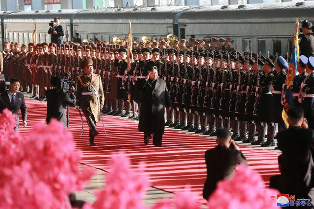 Chủ tịch Kim Jong-un thực hiện nghi thức duyệt đội danh dự trước khi lên tàu tới Việt Nam. (Ảnh: KCNA)
