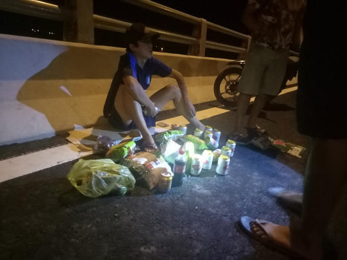 Mang bia lên cầu chưa kịp uống thì bị lực lượng chức năng phát hiện.