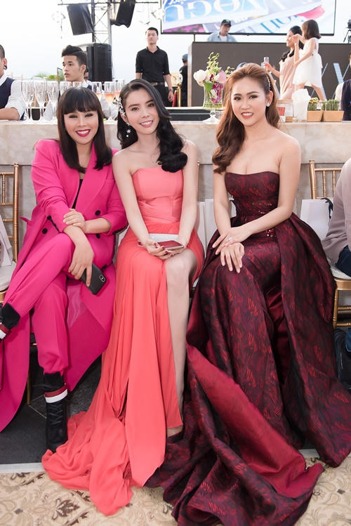 Tham gia xuất hiện trong show thời trang Xuân – Hè của NTK Vincent Đoàn với vai trò khách mời, Hoa hậu Hằng Nguyễn, Huỳnh Vy, Trúc Ny mỗi người một vẻ, đều rạng rỡ trong những bộ trang phục cuốn hút và để lại ấn tượng trước ống kính truyền thông.