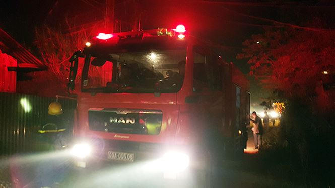 Xe cứu hỏa đến hiện trường vụ ch&aacute;y tối ng&agrave;y 26/2.