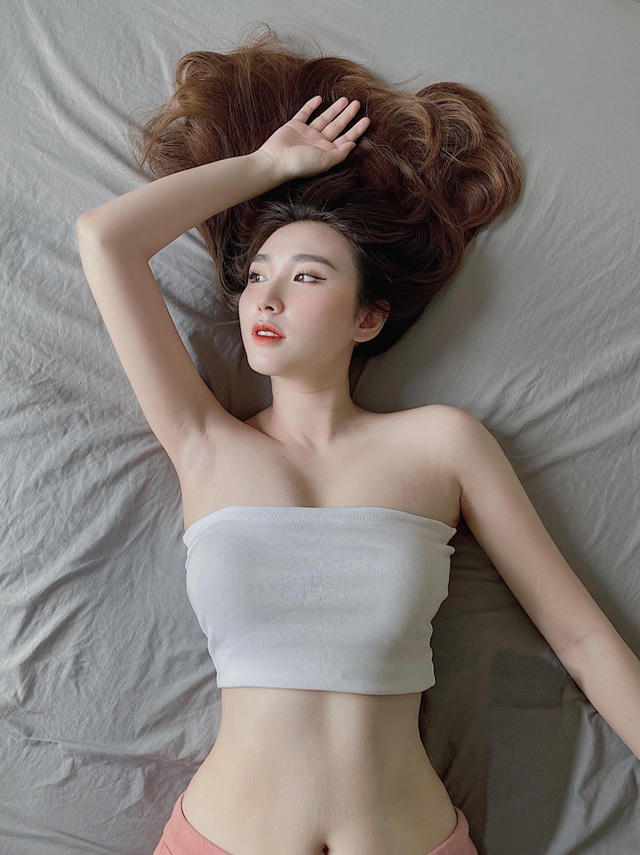 Cô từng gây chú ý khi dính tin đồn hẹn hò với một cầu thủ nổi tiếng.