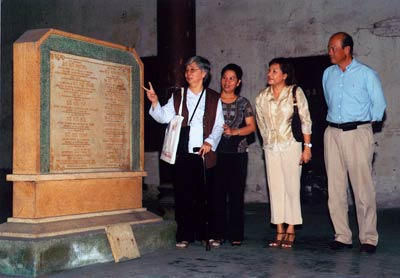 Con cháu dòng họ Đỗ Hữu bên bịa mộ tổ tiên tại Từ đường.