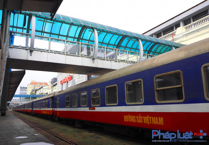 Như phần đường hai bên đoàn tàu đã được nâng cao bằng cửa ra vào các toa, thay vì để thấp như trước kia khiến hành khách lên xuống khá vất vả.