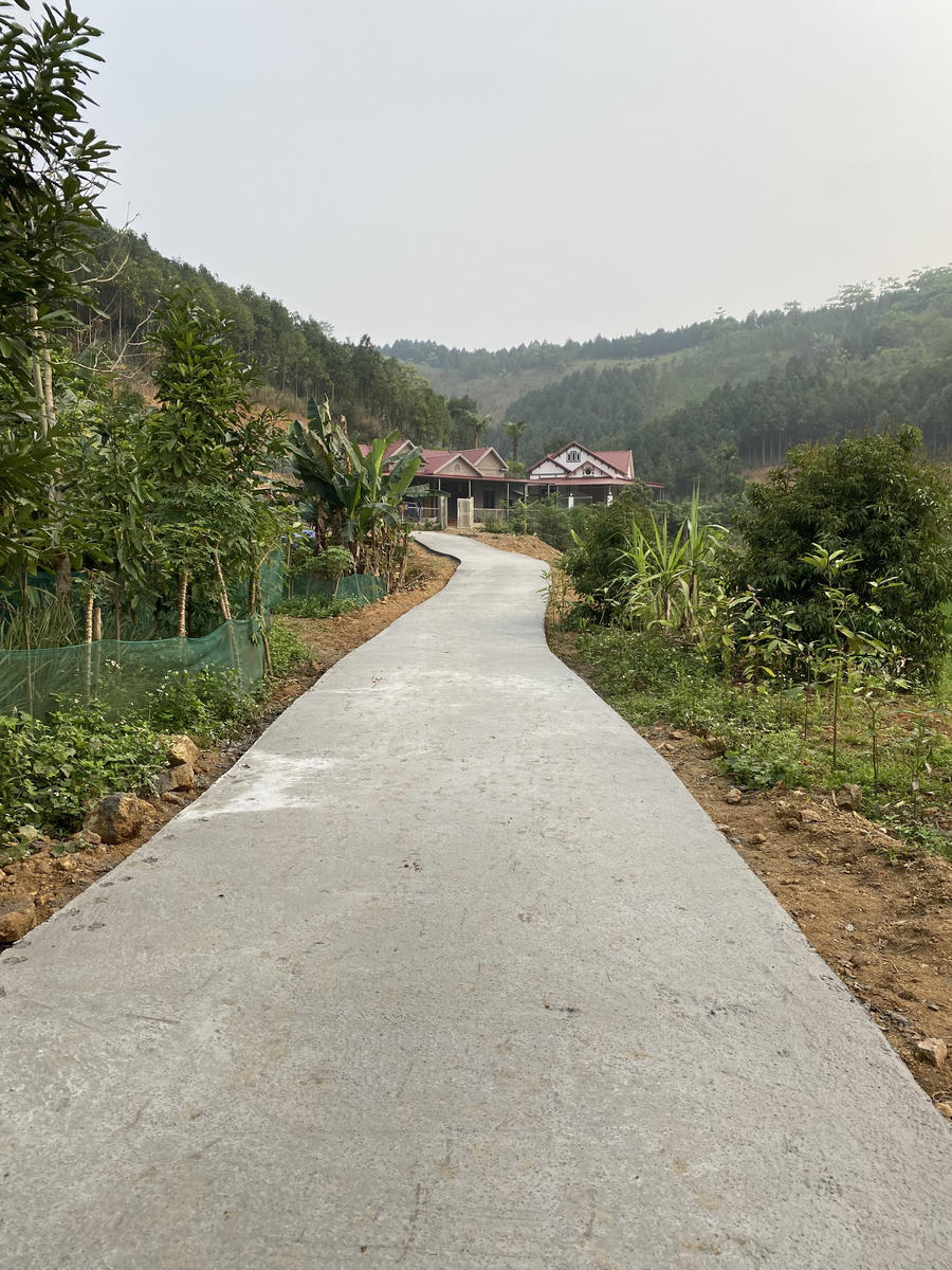 Những con đường nông thôn mới khang trang chạy về các thôn bản của xã Châu Quế Hạ (Văn Yên).