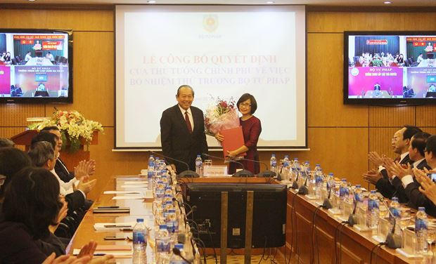 Phó Thủ tướng thường trực Chính Phủ Trương Hòa Bình trao Quyết định bổ nhiệm cho bà Đặng Hoàng Oanh.