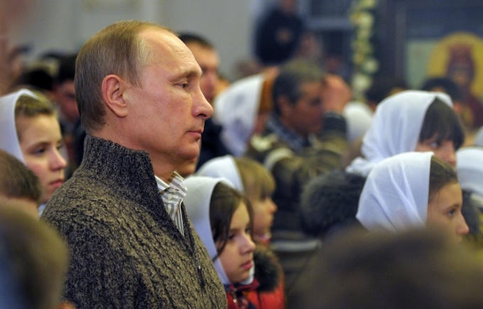 Tổng thống Putin đón Giáng sinh bên những người dân tại ngôi làng Turginovo, tỉnh Tver. (Ảnh: TASS)