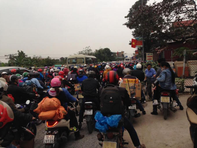 Nhiều người dân thiếu ý thức đi tràn hết phần đường ngược chiều gây ùn ứ kéo dài. (Ảnh: Nguyễn Thanh Tùng)