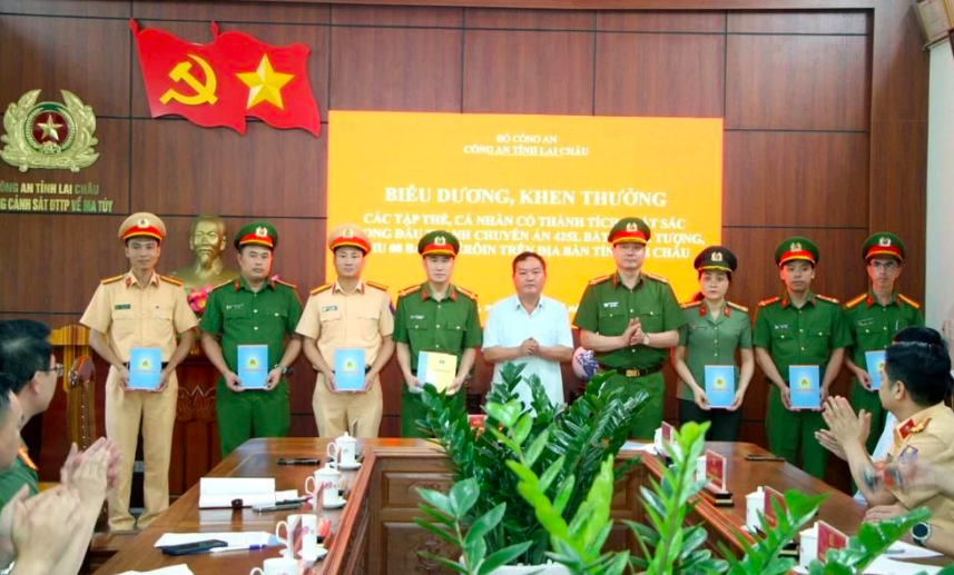 Lãnh đạo UBND và Ban Giám đốc Công an tỉnh Lai Châu biểu dương các cá nhân, tập thể phá thành công chuyên án. Ảnh: CA Lai Châu.