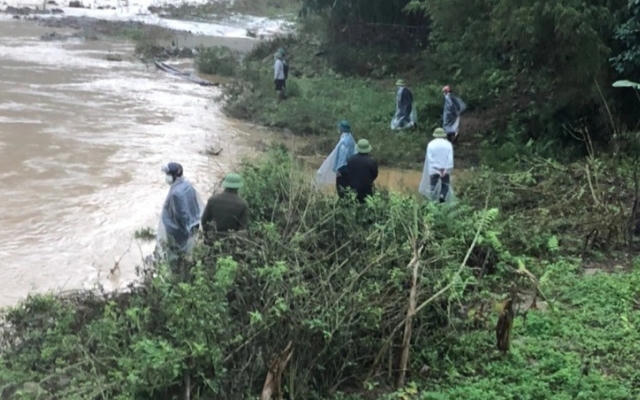Một người đàn ông ở Yên Bái bị nước lũ cuốn trôi trong khi đi qua cầu