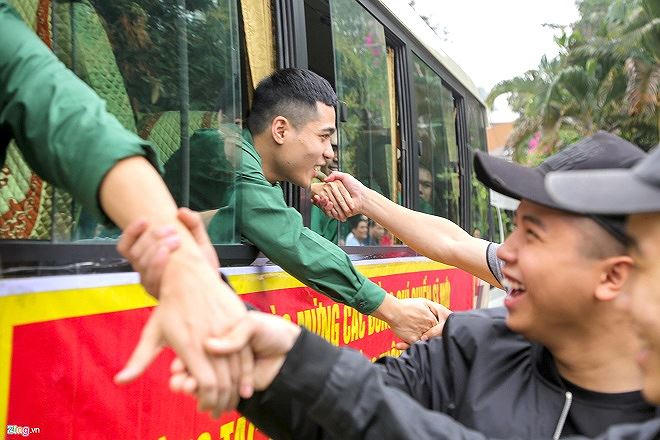 Người thân tiễn con em lên đường.