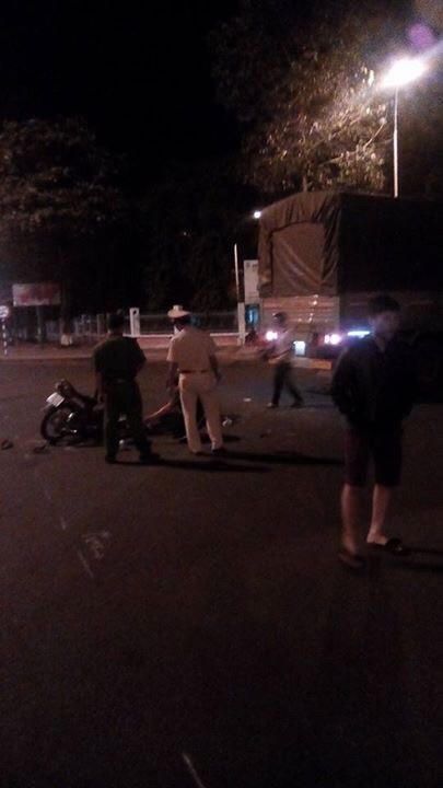 Tai nạn xảy ra giữa xe máy mang biển số 16 và xe tải. Ảnh: Facebook Tân Phong