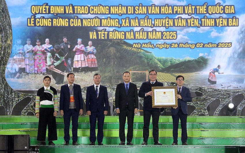 Ông Nông Quốc Thành - Phó Cục Trưởng Cục Di sản Văn hóa, Bộ Văn hóa - Thể thao và Du lịch trao chứng nhận cho đại diện cộng đồng chủ thể di sản.