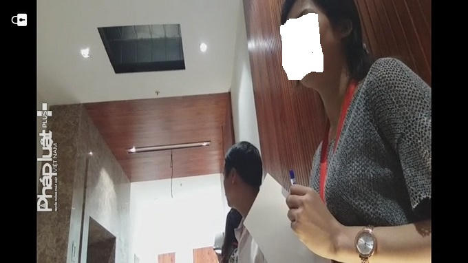 "Hiện nay, cả hai tòa đã bàn giao và đưa khách hàng vào ở cũng được 40 đến 50 căn rồi" nhân viên bán hàng tại dự án cho biết.