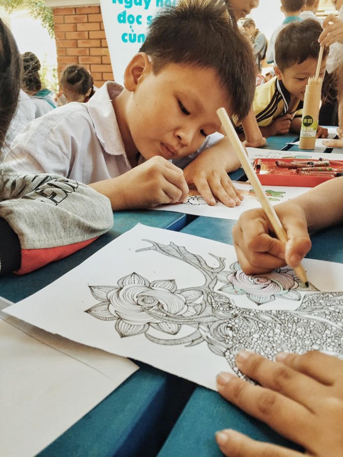 Ngoài nhu cầu về sách, Phố Sách Xuân còn là sân chơi cho các bạn nhí yêu văn hóa, nghệ thuật. Nguồn: Internet