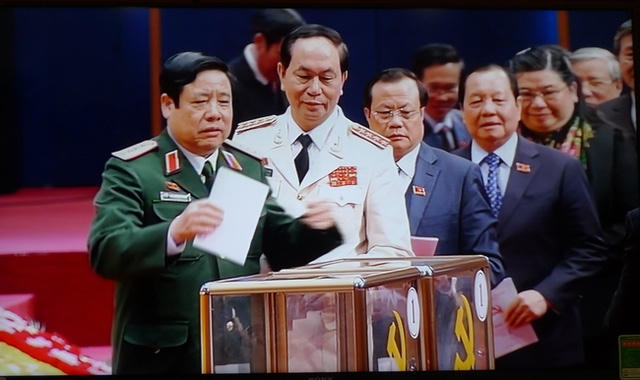 Đoàn Chủ tịch đại hội lần lượt lên bỏ phiếu bầu.