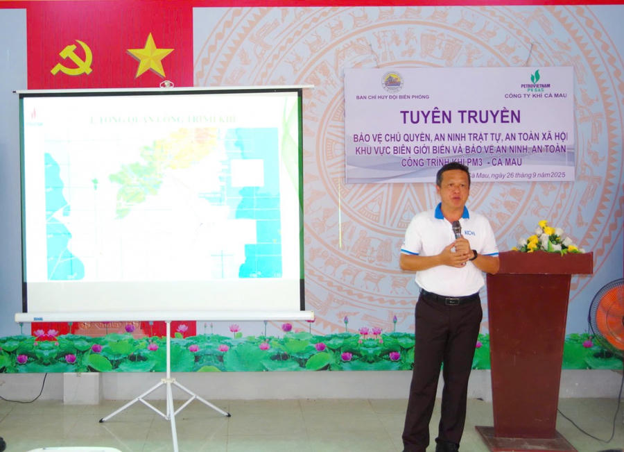 Công ty Khí Cà Mau tuyên truyền các kiến thức về đảm bảo an toàn công trình khí trên biển cho ngư dân.