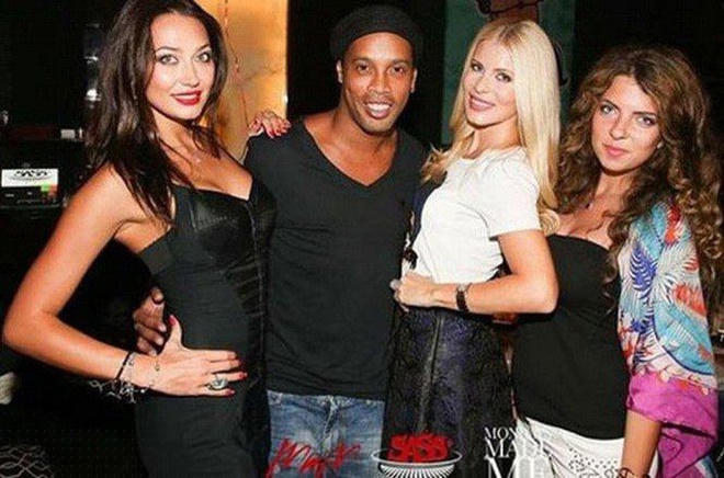 Ronaldinho thường xuyên tiệc tùng với các mỹ nữ. Ảnh: Ojogo.