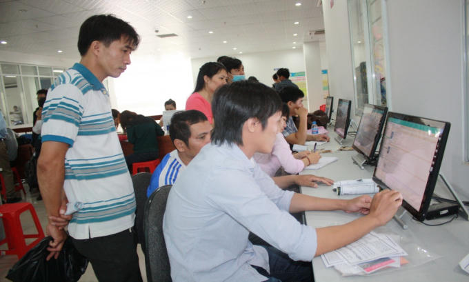 Người lao động sử dụng máy tra cứu thông tin đa năng.