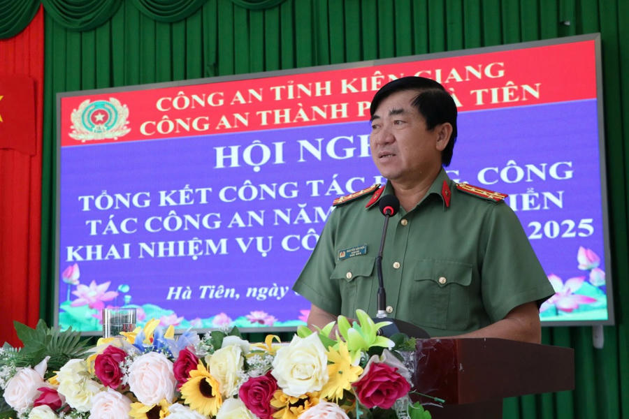 Đại tá Nguyễn Văn Hận - Giám đốc Công an tỉnh dự và chỉ đạo Hội nghị