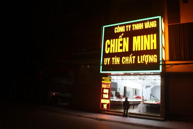 Khung cảnh diễn ra tương tự trên một tiệm vàng ở đường Cầu Giấy (Hà Nội).