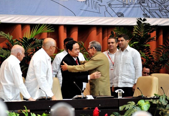 Chủ tịch Trần Thanh Mẫn trong vòng tay của những người anh em Cuba.