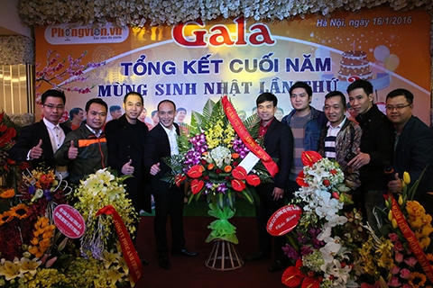 Lãnh đạo FC Phóng viên nhận hoa chúc mừng từ FC Báo chí Nam Định.