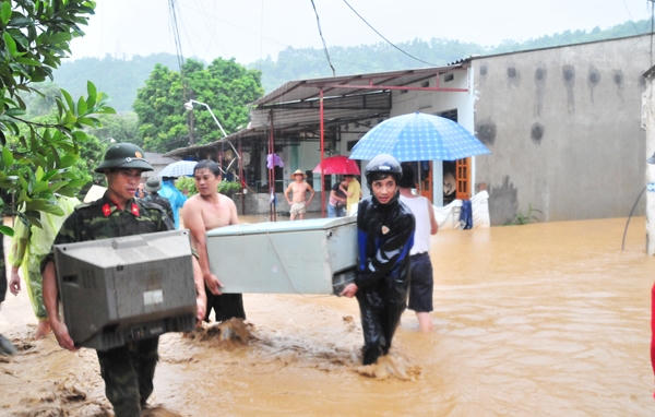 Lũ lớn c&ocirc; lập nhiều v&ugrave;ng ở TP L&agrave;o Cai v&agrave; B&aacute;t X&aacute;t