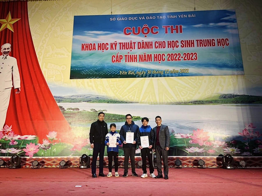 Dự án chiết xuất lá đào thành cao chữa ghẻ của Sùng A Dềnh (lớp 9) và Hờ A Chông (lớp 8) cùng sự hướng dẫn đầy tâm huyết, trách nhiệm của thầy giáo Phạm Quang Sơn trường PTDTBT TH&THCS Tà Xi Láng (Trạm Tấu - Yên Bái) đoạt giải Ba tại Hội thi sáng tạo Khoa học kỹ thuật cấp tỉnh năm học 2022 -2023