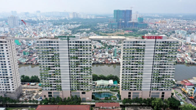 Nhịp cầu dây văng nối Block B và C đang được hoàn thiện.