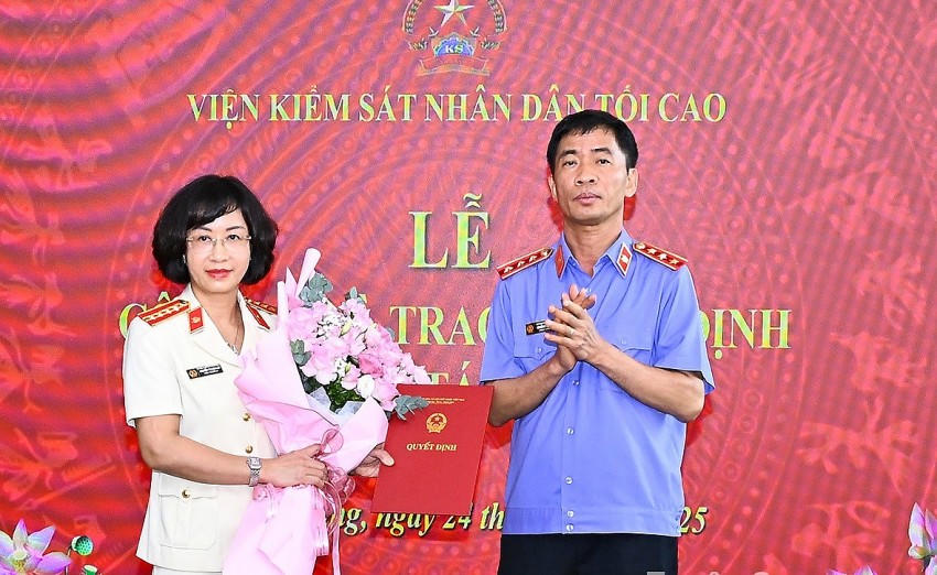 Phó Viện trưởng Viện Kiểm sát nhân dân Tối cao Nguyễn Duy Giảng trao Quyết định bổ nhiệm bà Nguyễn Thị Mai Lập giữ chức vụ Viện trưởng VKSND tỉnh Tuyên Quang sau hợp nhất. (Ảnh: Quang Hòa).