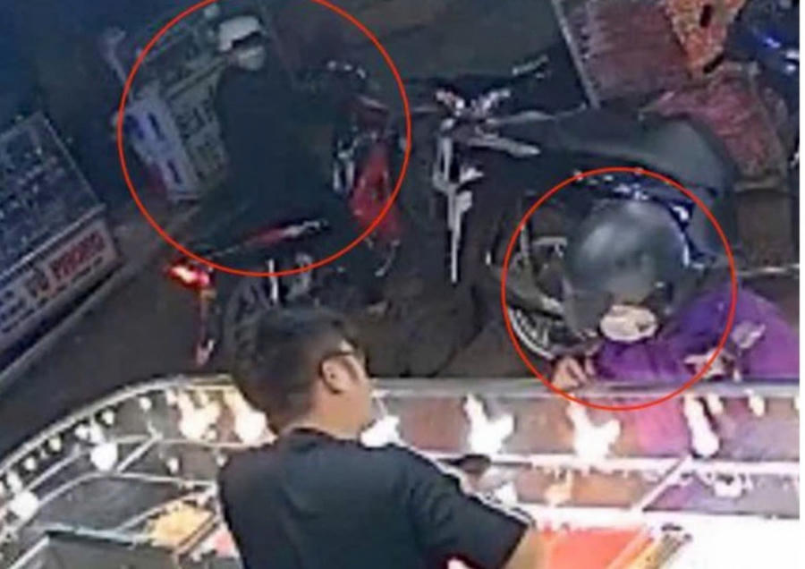 Đối tượng Nam ngồi trên xe máy đứng đợi bên ngoài. Ảnh: Cắt từ Clip
