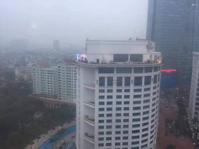 Truyền hình Hàn Quốc dựng trường quay dã chiến trên nóc khách sạn Daewoo Hà Nội