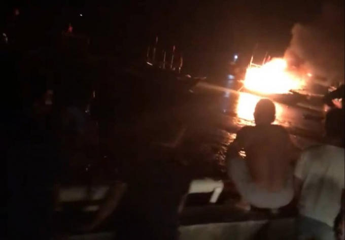 Hiện trường tàu cá bốc cháy sau tiếng nổ lớn khiến 2 người chết, 7 người bị thương, 1 người mất tích