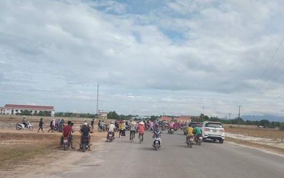 Ch&ugrave;m ảnh: Ng&agrave;n người kh&oacute;c ngất đưa tiễn b&eacute; N&ocirc; về nơi an nghỉ