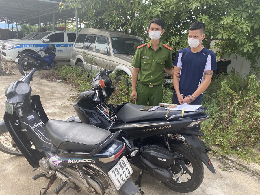Đối tượng Lê Hoàng Bảo Phúc cùng tang vật