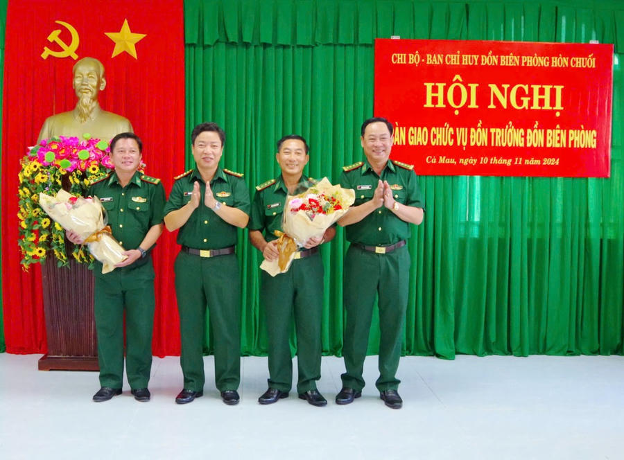 Đại tá Phạm Anh Chương - Chỉ huy trưởng BĐBP tỉnh (bên phải) cùng Đại tá Phạm Minh Giang - Bí thư Đảng ủy, Chính ủy BĐBP tỉnh, tặng hoa chúc mừng các đồng chí nhận nhiệm vụ mới.