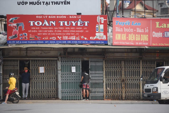 Sau nhiều ngày thực hiện nghiêm túc chỉ thị 16 của Thủ tướng Chính phủ thì tới nay, là ngày thứ 12 Hà Nội thực hiện giãn cách xã hội nhưng nhiều hàng quán không phải mặt hàng nhu yếu phẩm đã bắt đầu mở cửa mặc dù hiệu lực của chỉ thị vẫn còn.