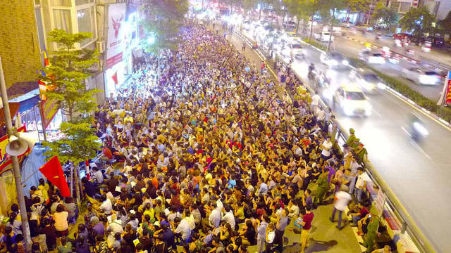 Đến hơn 18h, số người tới dự lễ đã lên tới hàng nghìn, ngồi tràn ra lòng đường Tây Sơn phía trước chùa.
